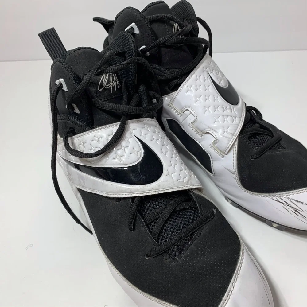 EUC Nike CJ81 Football Cleats‎ Lace-up Velcro Close